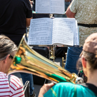( Bild: Axel Eisele / Stadt Nürnberg ) Einstimmung auf den Kirchentag am Kornmarkt, Hefnersplatz und Jakobsplatz.