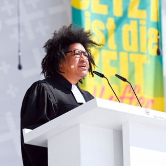 ( Bild: Christine Dierenbach / Christine Dierenbach / Stadt Nürnberg ) Der aus Südafrika stammenden Pastor Quinton Ceasar bei seiner Predigt.