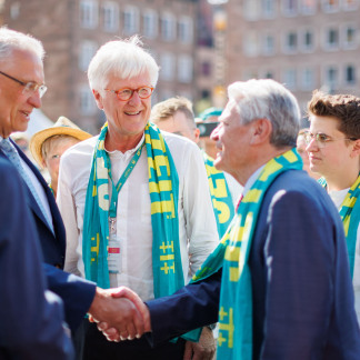 ( Bild: Peter Bongard / Peter Bongard / Deutscher Evangelischer Kirchentag ) Der bayerische Innenminister Joachim Herrmann (2.v.l.) begrüßt Altbundespräsident Joachim Gauck (4.v.l.).