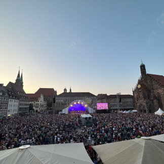 ( Bild: Hanna Quitterer / Stadt Nürnberg ) Die a Cappella-Band Viva Voce begeisterte am Freitagabend gemeinsam mit den Nürnberger Symphonikern die Zuschauer auf dem Hauptmarkt.