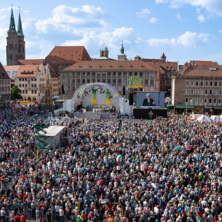 ( Bild: Tobias Hartmann / Tobias Hartmann / DEKT ) Tausende Besucher lauschten bei bestem Wetter den Worten der Redner.