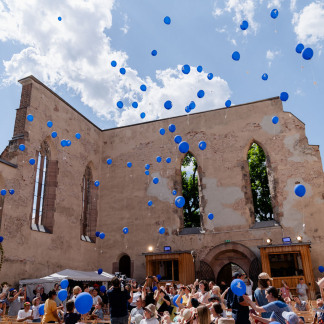 Das Chorfest am Samstag: In der Katahrinenruine flogen Luftballons.