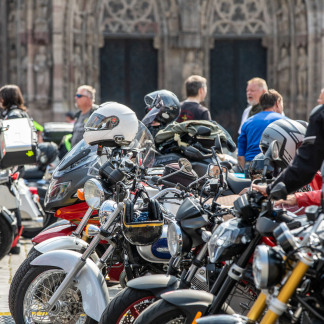 ( Bild: Axel Eisele / Stadt Nürnberg ) Mit dem Motorrad auf dem Kirchentag: Die Arbeitsgemeinschaft Motorrad Evangelisch Bayern hat am Donnerstag zu einem Biker-Gottesdienst auf dem Nürnberger Hauptmarkt eingeladen.