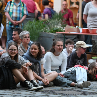 ( Bild: Christine Dierenbach / Stadt Nürnberg ) 130.000 Menschen besuchten zum Auftakt des Kirchentags am Mittwoch den Abend der Begegnung in der Nürnberger Innenstadt.