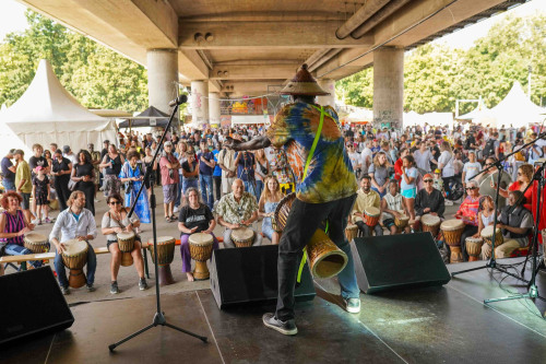 Band auf dem Afro Sommer Festival.