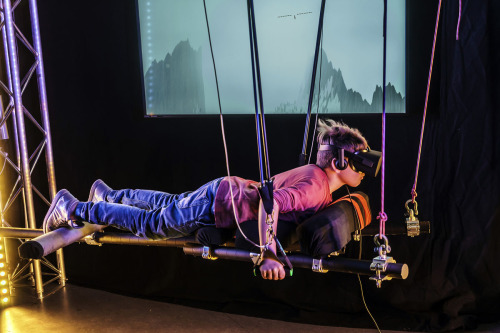 Ein Junge probiert bei der Langen Nacht der Wissenschaften einen Virtual Reality Flug aus.