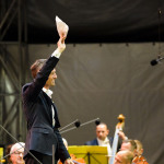 Mit weißen Taschentüchern verabschiedeten sich die Nürnberger Symphoniker  von ihrem Chefdirigenten – eine Anspielung auf  