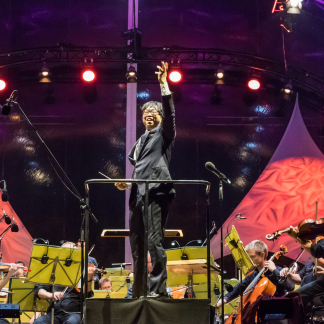 Dirigent Kahchun Wong dreht sich zum Publikum