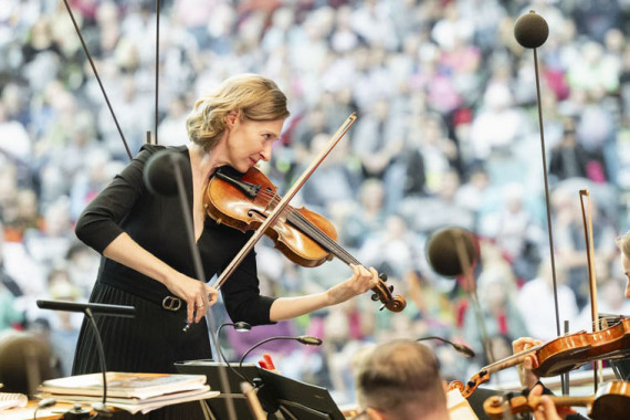 Streicher auf der Bühne des Klassik Open Air mit Publikum im Hintergrund.