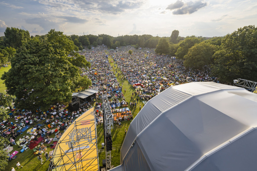 Bild © Uwe Niklas Blick von oben über die Bühnen und die Zuschauer beim Klassik Open Air 2022., Bild © Uwe Niklas