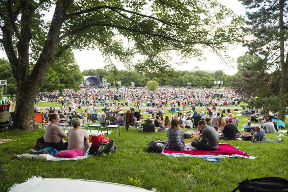 Picknickende Menschen beim Klassik Open Air.