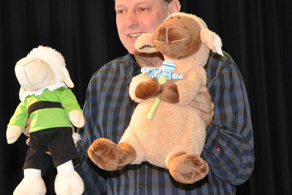 Versteigerung von Kuscheltieren beim Markt der langen Gsichter 2