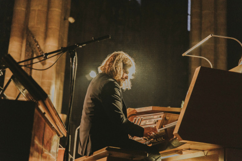 Organist Martin Sturm spielt auf einer Orgel.