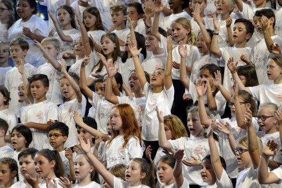 Kinder singen bei Sing Beethoven auf dem ION Musikfest.
