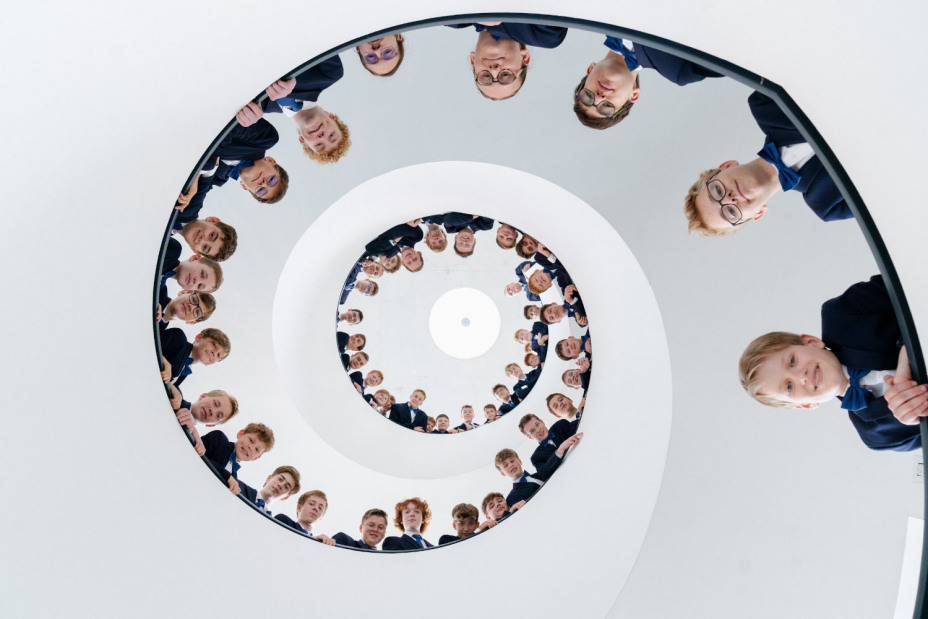 Der Windsbacher Knabenchor im Treppenhaus des Neuen Museums Nürnberg.