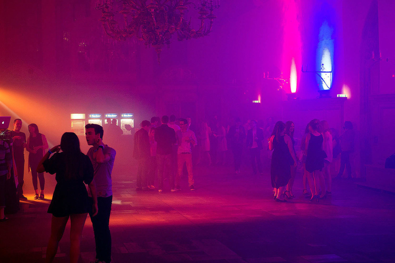 Partygäste im farbig ausgeleuchteten Historischen Rathaussaal., Bild © Christine Dierenbach