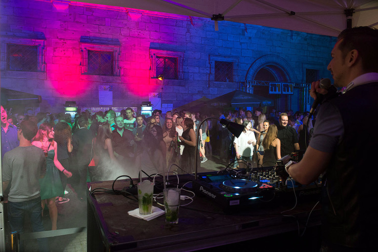DJ und Partygäste Rathausclubbing im Innenhof des Rathauses.