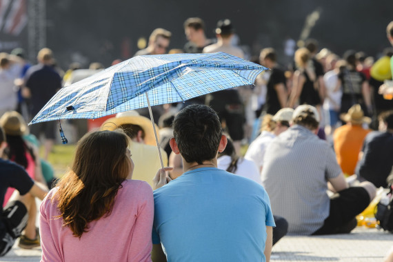 Zwei Festivalbesucher mit Regenschirm
