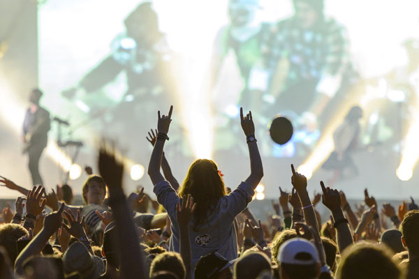 Tanzende Besucher vor der Bühne bei Rock im Park
