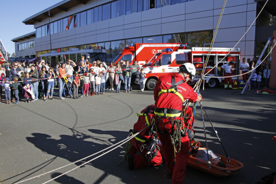 Höhenretter der Feuerwehr bei einer Vorführung.
