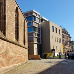 Ein Beispiel für das in Nürnberg so typische Nebeneinander von Alt und Neu: der Neubau der Stadtbibliothek und der 50er-Jahre Bau des Meistersinger Konservatoriums.