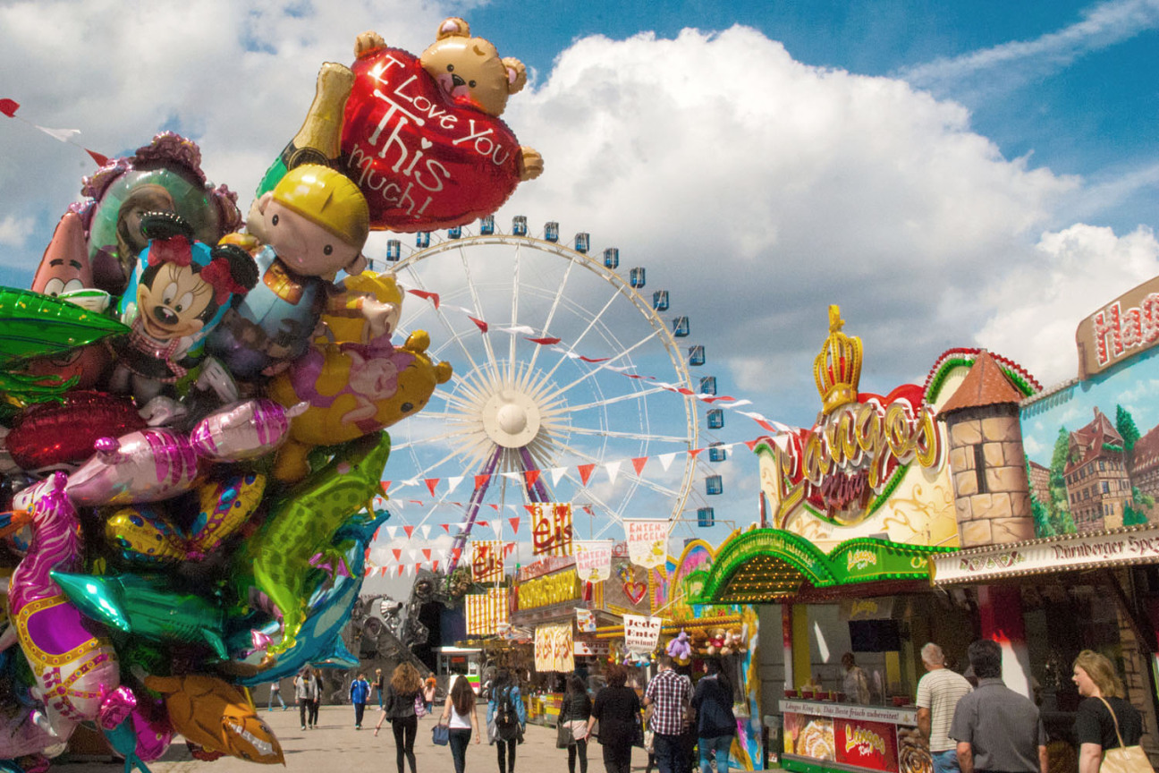 Riesenrad, davor Luftballons und Langos-Bude, Bild © Robert Hackner / Stadt Nürnberg