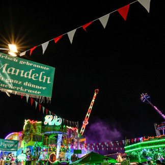 Abends auf dem Nürnberger Volksfest.