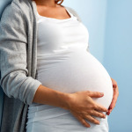 Bauch einer hochschwangeren Frau.