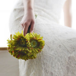 Brautkleid mit Spitze und Blumenstrauß