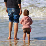 Vater mit Kleinkind am Strand