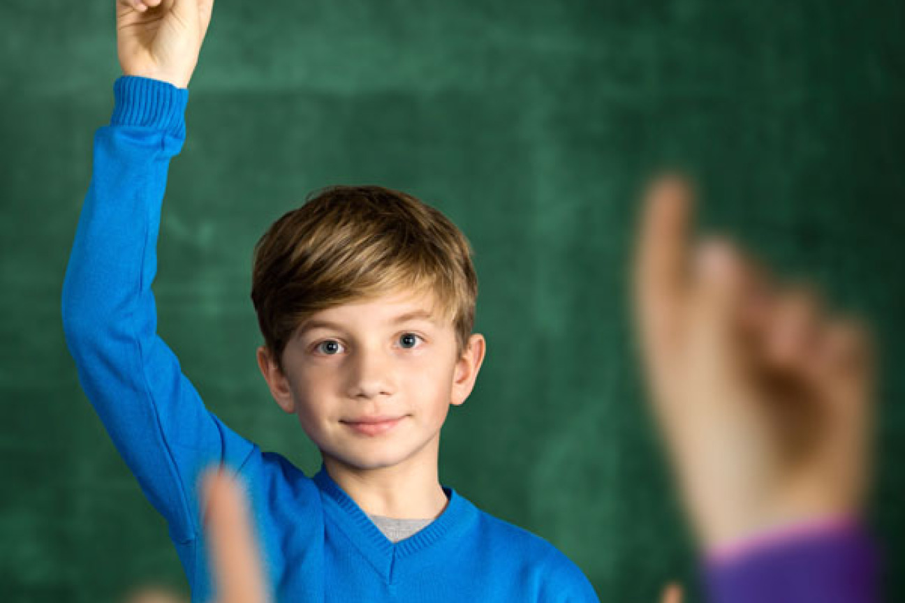 Ein Junge meldet sich., Bild © AdobeStock