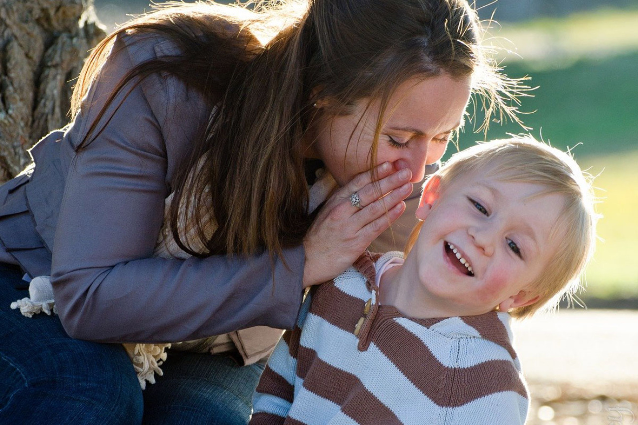 Bild © pixabay Eine Mutter redet mit ihrem kleinen Sohn., Bild © pixabay