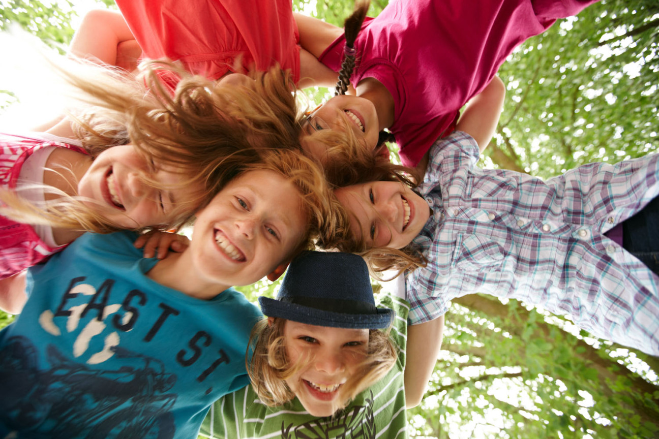 Eine Gruppe lachender Kinder., Bild © Christian Schwier / stock.adobe.com