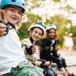 Kinder auf einer Skateboard-Rampe.