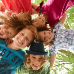 Eine Gruppe lachender Kinder.