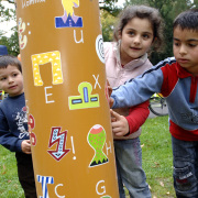 Buchstabenbaum auf der Straße der Kinderrechte