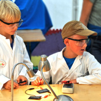 Zwei Jungs im Labor des Science Camps.