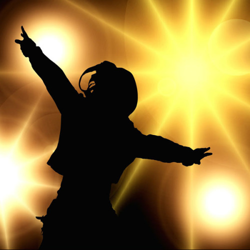 Silhouette eines Tanzenden vor gelben Scheinwerfern © geralt / pixabay
