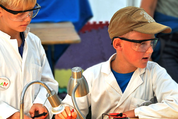 Zwei Jungs im Labor des Science Camps.