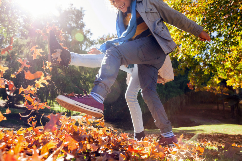 Zwei Teenager spielen im Herbstlaub, Bild © WavebreakMediaMicro - stock.adobe.com