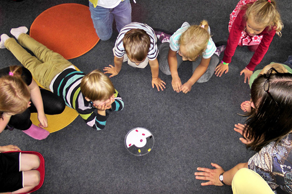 Kinder spielen in einem Kindergarten