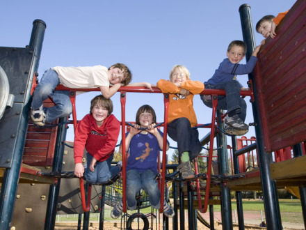 Foto von Kindern auf einem Kletter·gerüst.