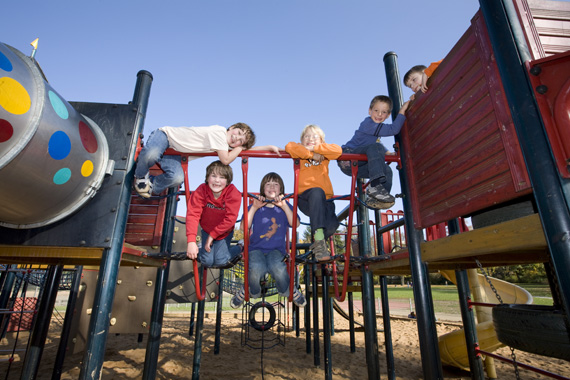 Kinder auf einem Spielplatz