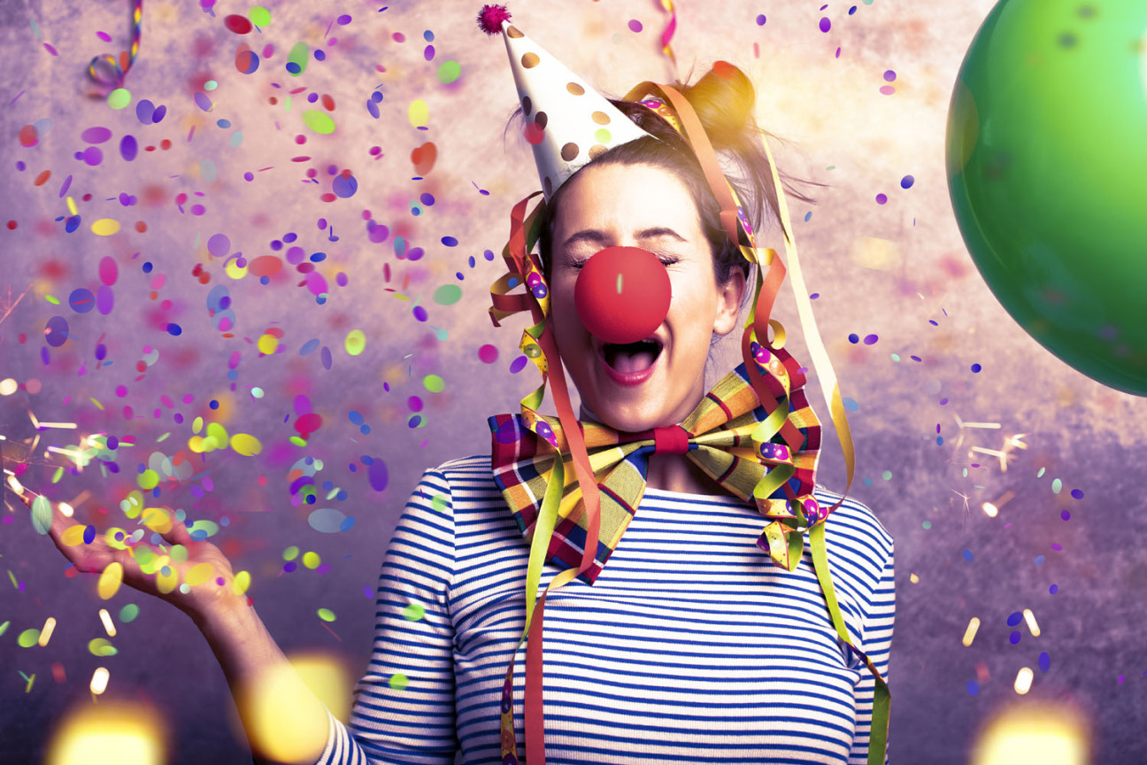 Bild © AdobeStock Eine als Clown verkleidete Frau hat Spaß., Bild © AdobeStock