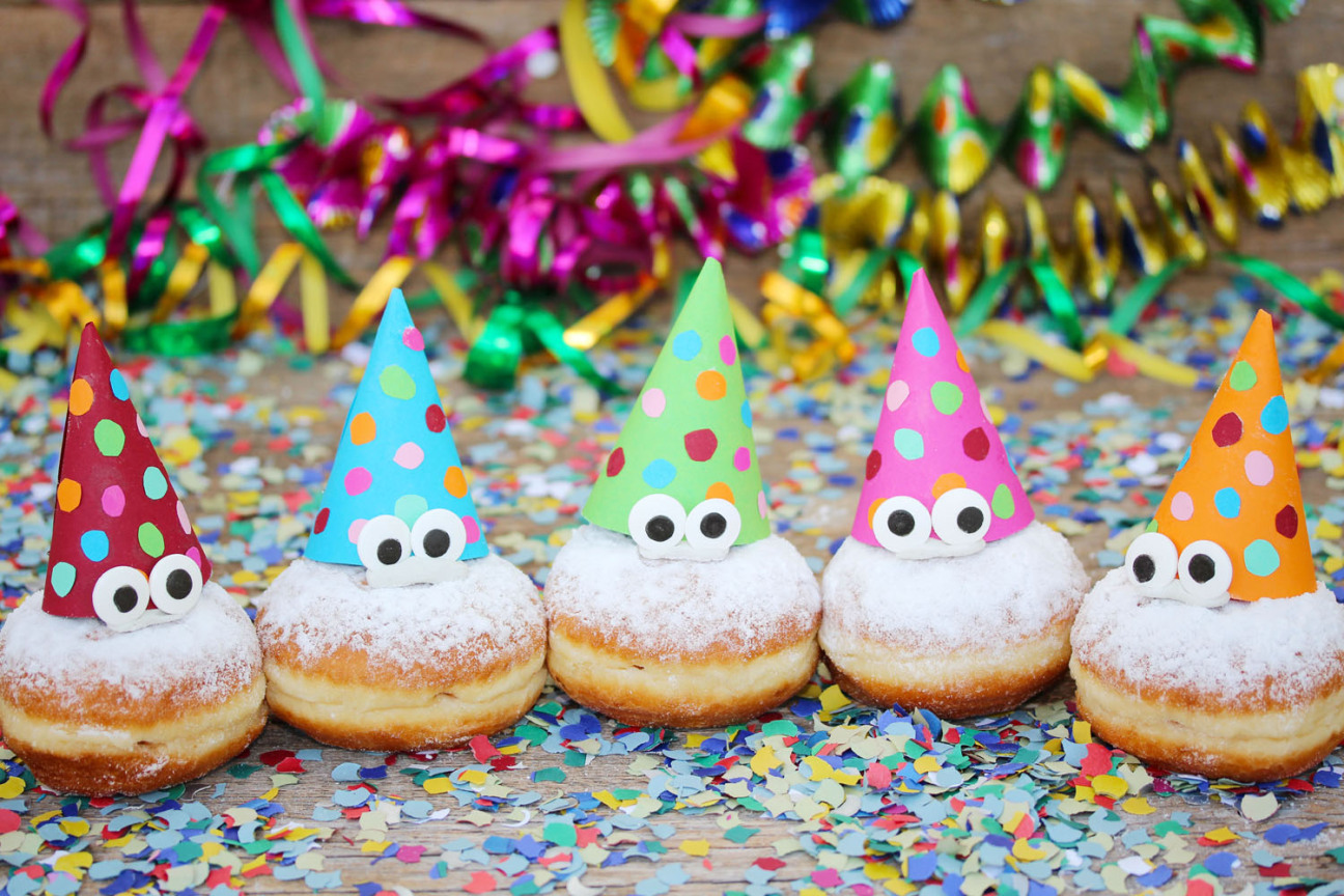 Bild © AdobeStock Lustige Party-Krapfen., Bild © AdobeStock