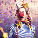 Eine als Clown verkleidete Frau hat Spaß.