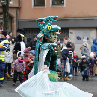 ( Bild: Axel Eisele / Stadt Nürnberg ) Frau mit Schlangen aus Pappe auf dem Kopf