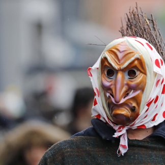 ( Bild: Axel Eisele / Stadt Nürnberg ) Mensch mit Hexen-Maske