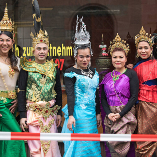 ( Bild: Axel Eisele / Stadt Nürnberg ) Gruppe mit traditioneller ostasiatischer Kleidung