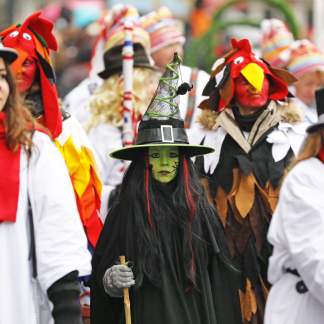 ( Bild: Axel Eisele / Stadt Nürnberg ) Mädchen als Hexe verkleidet